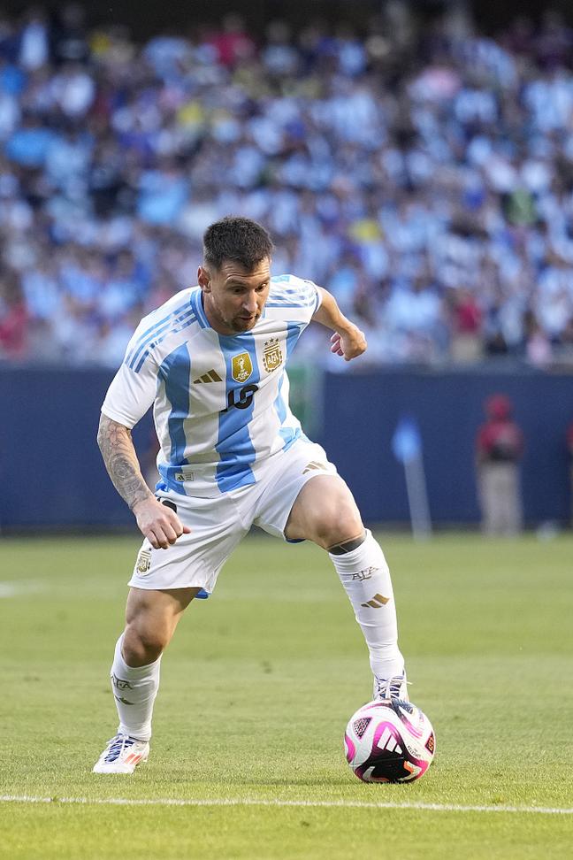 利物浦主力萨拉赫连续三轮替补，怒斥教练斯洛特，暗示可能离队。（利物浦核心萨拉赫连续三轮无缘首发，怒批主帅斯洛特，暗示或将离队）