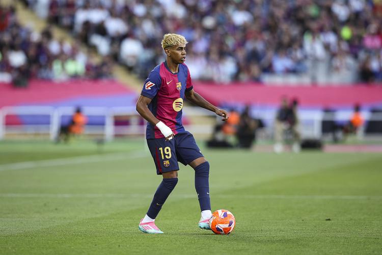 深入一线学习，英超与中国足协启动第三期青训教练培训（英超携手中国足协启动第三期青训教练班，聚焦一线实训）