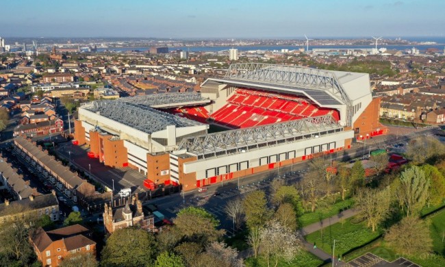 费耶诺德筹划将现有主场升级为下沉式球场，预计能容纳5.6万人（费耶诺德拟将现主场改造为下沉式球场，预计可容纳约5.6万人）