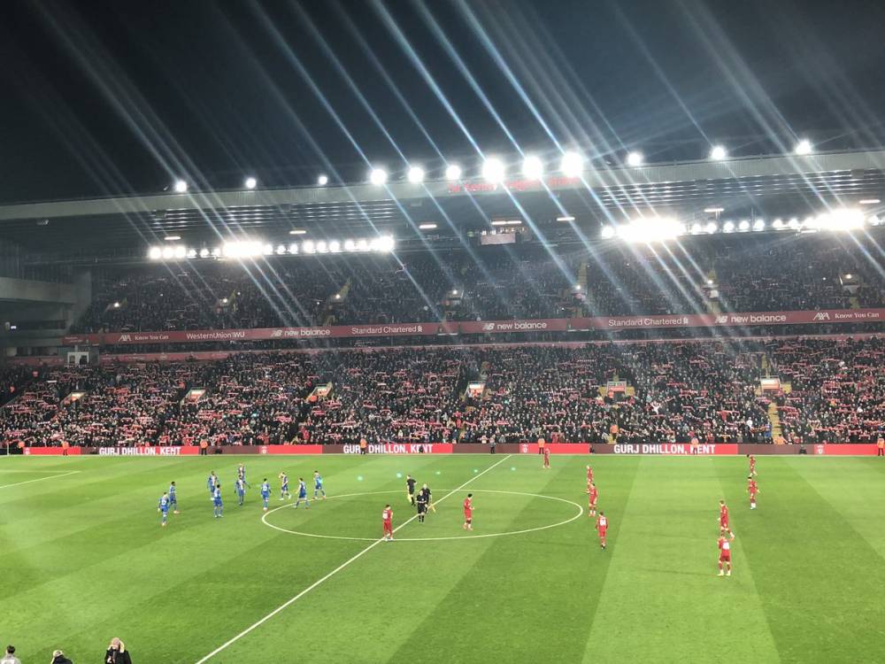 狼队主帅：三个丢球如孩童游戏般白送曼联（狼队主帅：三粒失球像儿戏，等于把胜利送给曼联）