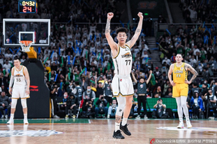 广东队在CBA俱乐部杯首战遭遇惨败，落后山西14分，外援表现不佳，失误频繁，防守被压制。（CBA俱乐部杯开门黑：广东队负于山西14分，外援低迷、失误频发，防守被动）