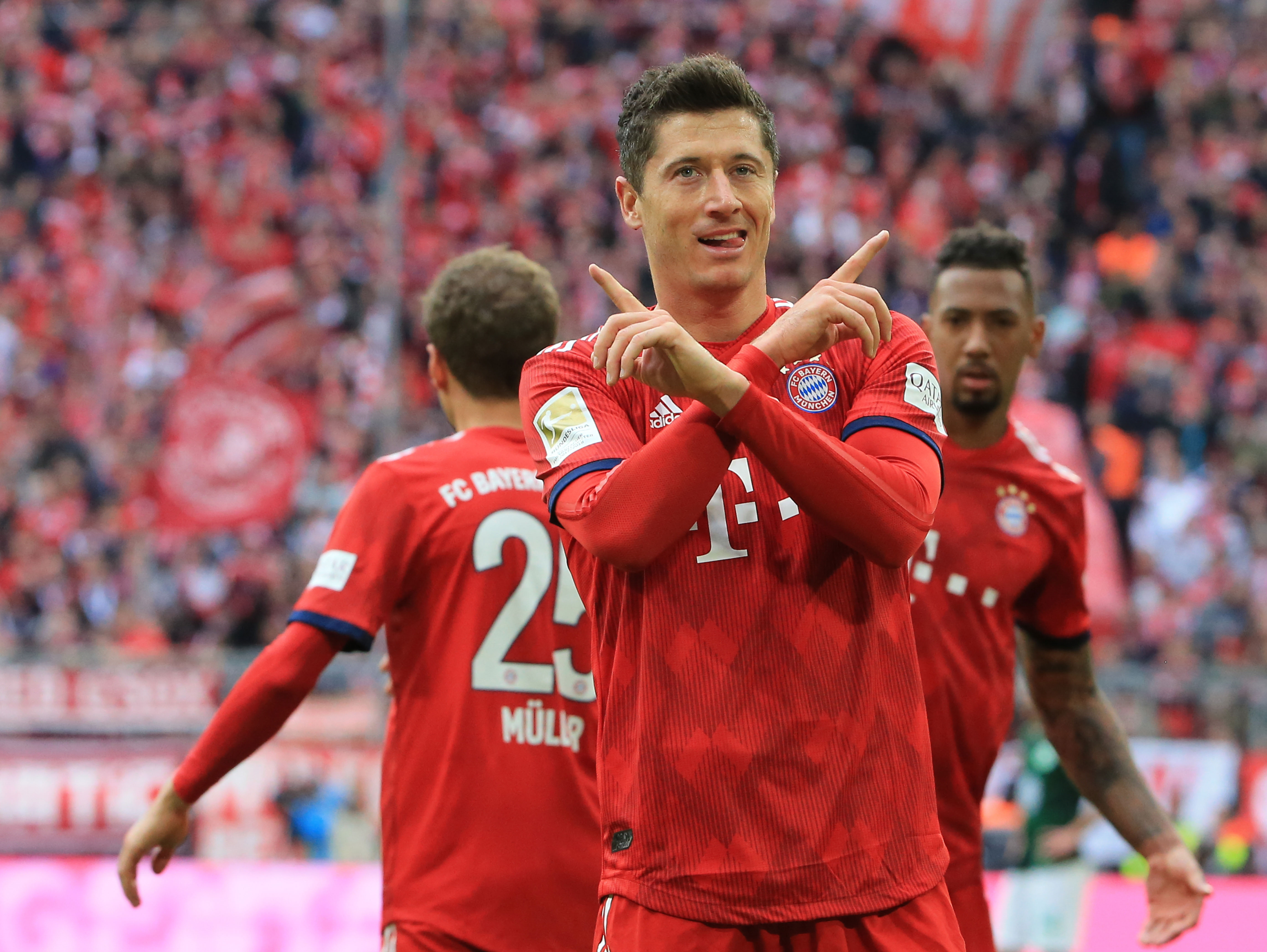 卡塔尔男足在小组赛中0-3爆冷负于突尼斯，遗憾出局，引发热议。（卡塔尔男足小组赛0比3不敌突尼斯遭淘汰，掀起热议）