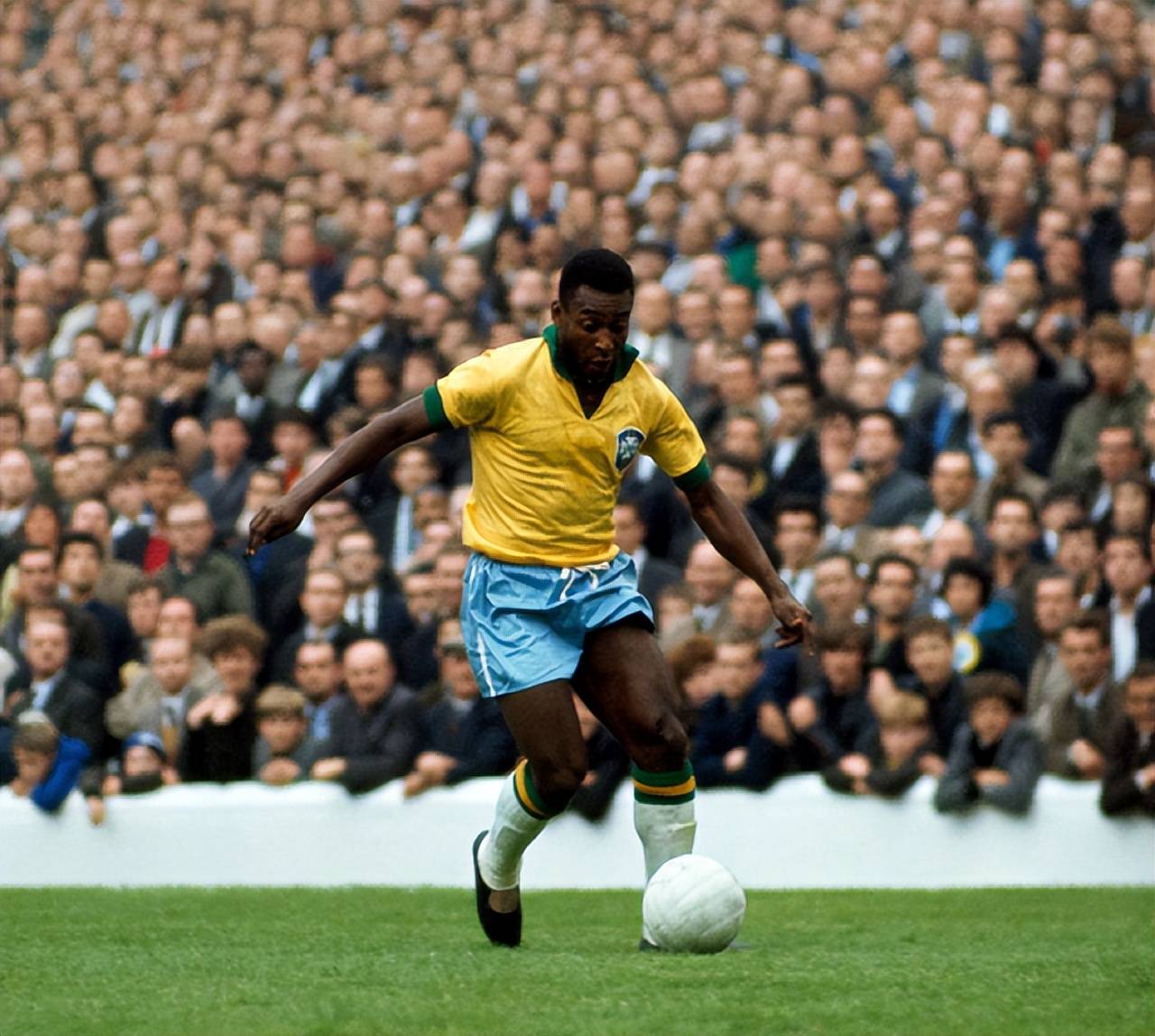 TA：孔帕尼相较图赫尔谦逊很多，不会对高层、球员评头论足（TA：与图赫尔相比，孔帕尼更为谦逊，不对高层和球员妄加评论）