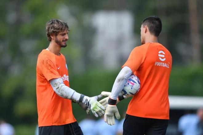 足球意大利名将宣布退役，时代落幕（意大利足坛传奇宣布挂靴，一个时代谢幕）