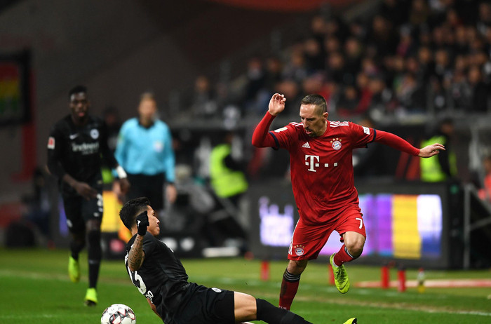 堵更衣室门口骂裁判，比利亚雷亚尔CEO小罗伊格被停赛半个月（围堵更衣室口怒斥裁判，比利亚雷亚尔CEO小罗伊格遭禁赛半月）