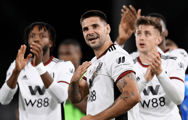 记者问批评球员是否担心更衣室反对，穆帅：你爸对你永远都很好？（被问批评球员会否引发更衣室不满，穆里尼奥反问：父亲会一直只说好话吗？）