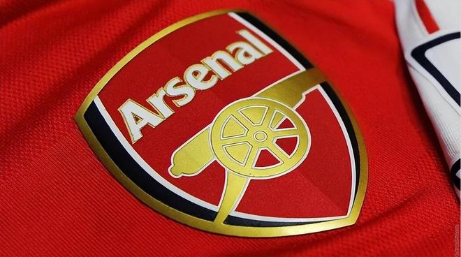 教练表情太真实笑喷球迷（教练表情太到位，球迷笑翻天）